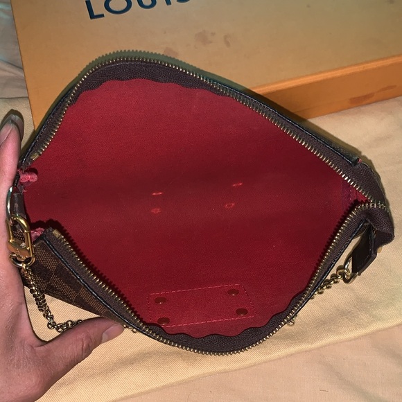 LOUIS VUITTON
Damier Ebene Eva Clutch - Picture 10 of 16